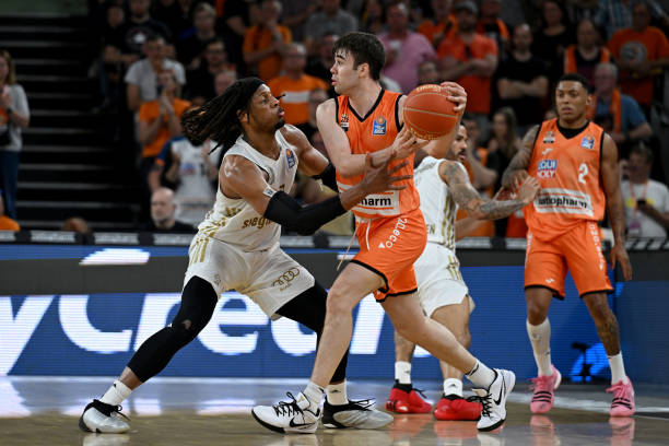 他在禁区弧 他在禁区弧