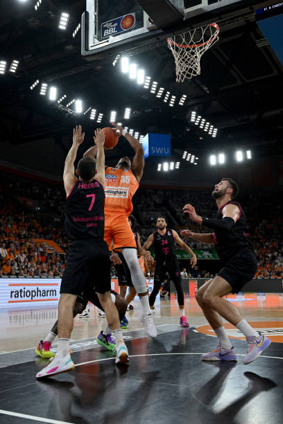 他在昨晚因 他在昨晚因