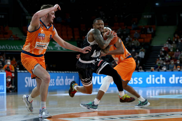 全国春季游泳锦标赛:覃海洋、王长浩夺金.