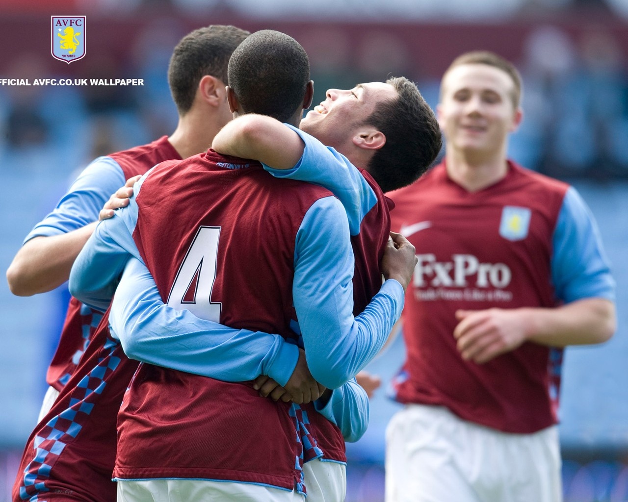 个成员都坚 个成员都坚